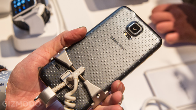 Illustration for article titled Samsung Galaxy S5 Hands On: A Tiny Dimpled Step Into the Future
